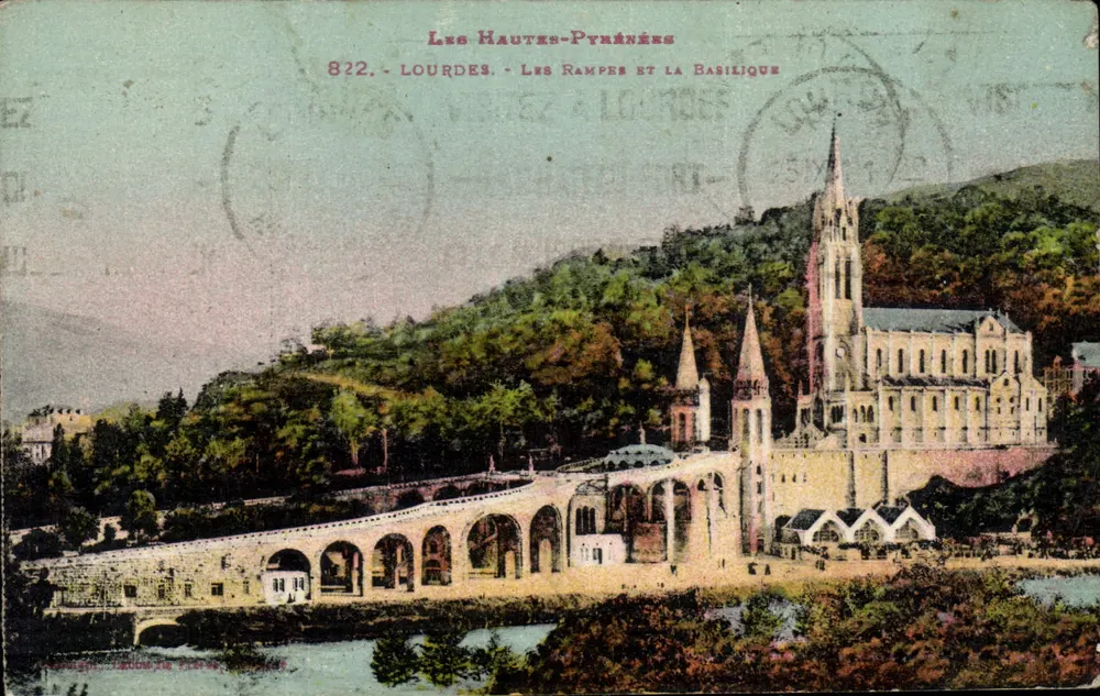 Lourdes — Die Rampen und die Basilika — Verleger Léon de Pierre, n° 822 - Vorderseite