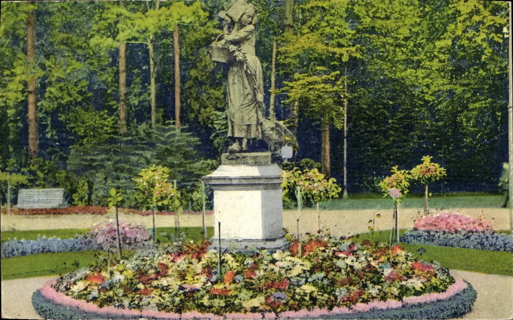 Estátua de uma mulher com cesta — parque arborizado — Strasbourg - Frente