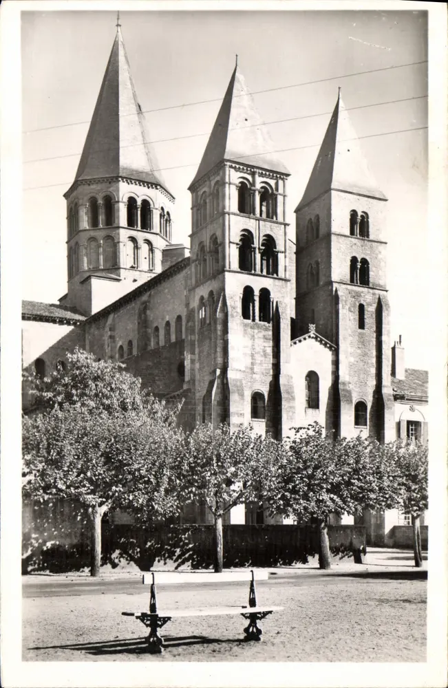 Paray-le-Monial (S-et-L) — A Basílica — Editor Les Tirages Modernes, n°15 - Frente