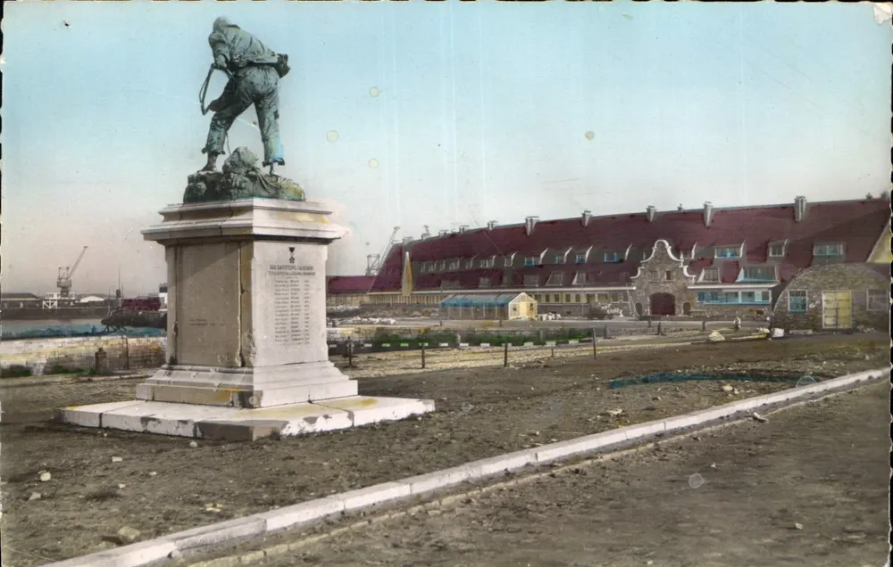 Denkmal für die Rettungshelfer — Calais — Photo Editions du Brûlé, Nr. 157 - Vorderseite