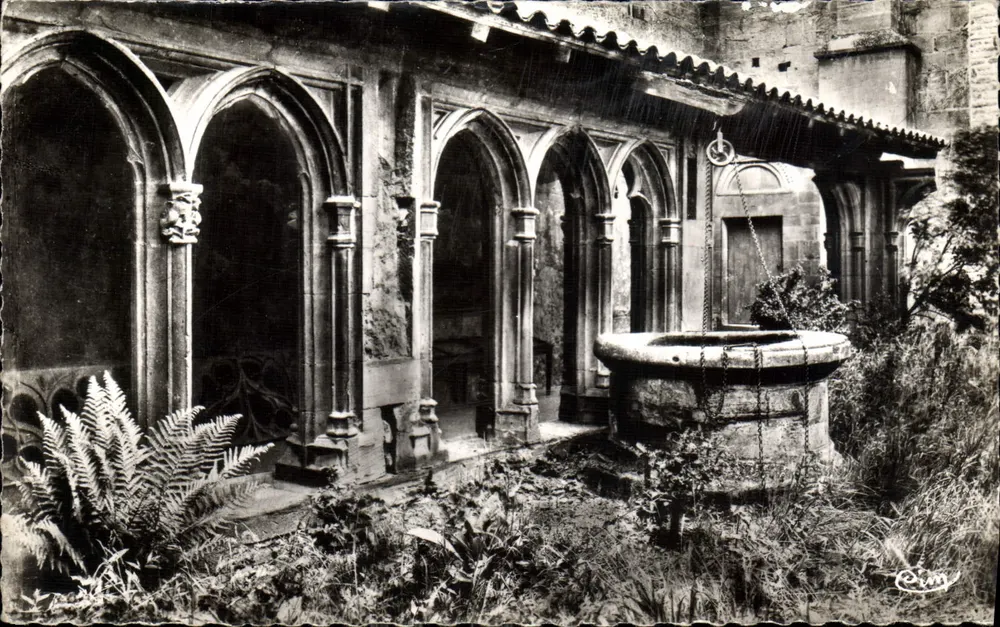 Charlieu (Loire) — Abadía Beneditiva, Claustro del siglo XV y su pozo — Editor: C. Combier - Anverso