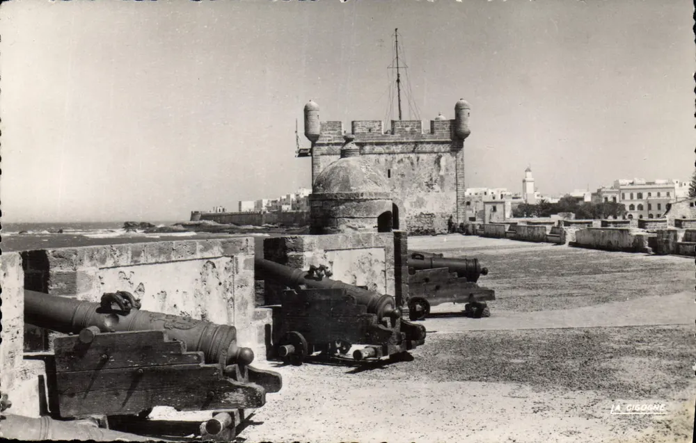 Fortificações costeiras com canhões — La Cigogne, Sousse, Tunísia — editor La Cigogne - Frente