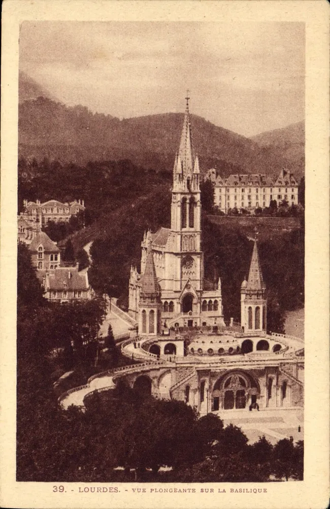 Lourdes - Vista aérea da basílica — Cliché Labouche Frères - Frente