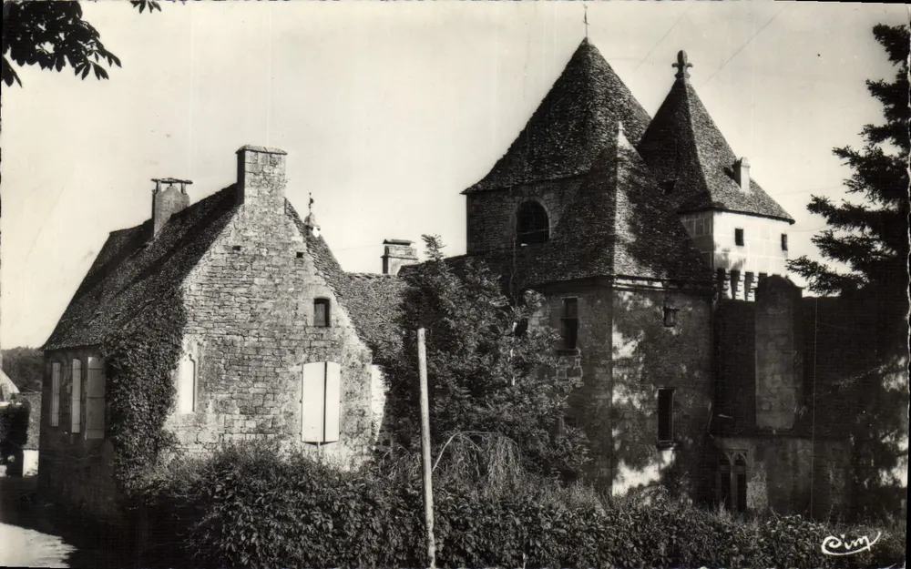 Château de Saint-Geniès — vue du château avec toits en tuiles et tourelles — éditeur CVM - Frente