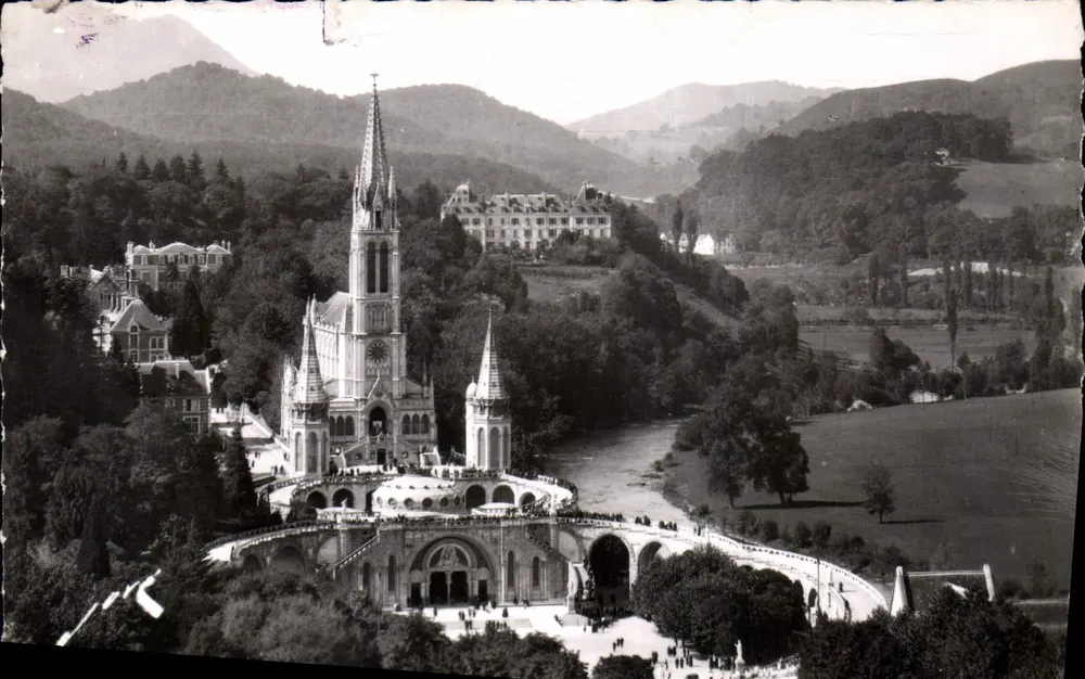 Lourdes (H.-P.) — Die Basilika und der Gave de Pau — Verleger: Rep. Interd. - Vorderseite
