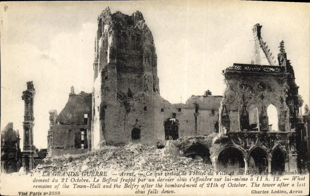 Arras — Ruínas do Hotel de Ville e do Beffroi após o bombardeio do 21 de outubro — Visé Paris n°2559 - Frente