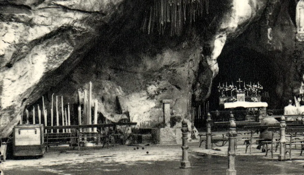 A Grotta Milagrosa — Lourdes — Edição P. Douct - Frente