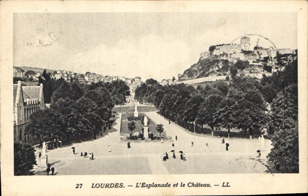 Lourdes — A Esplanada e o Castelo — LL. — N° 27 - Frente