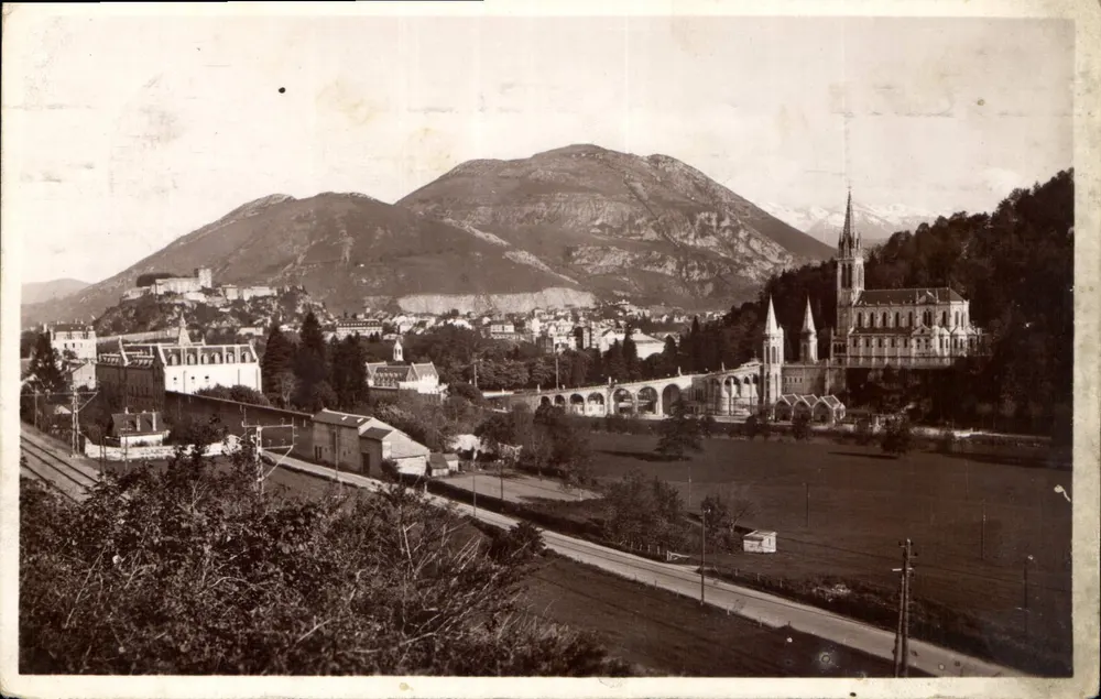 Lourdes — A Basílica e o Pic du Jer — editor Quinault - Frente
