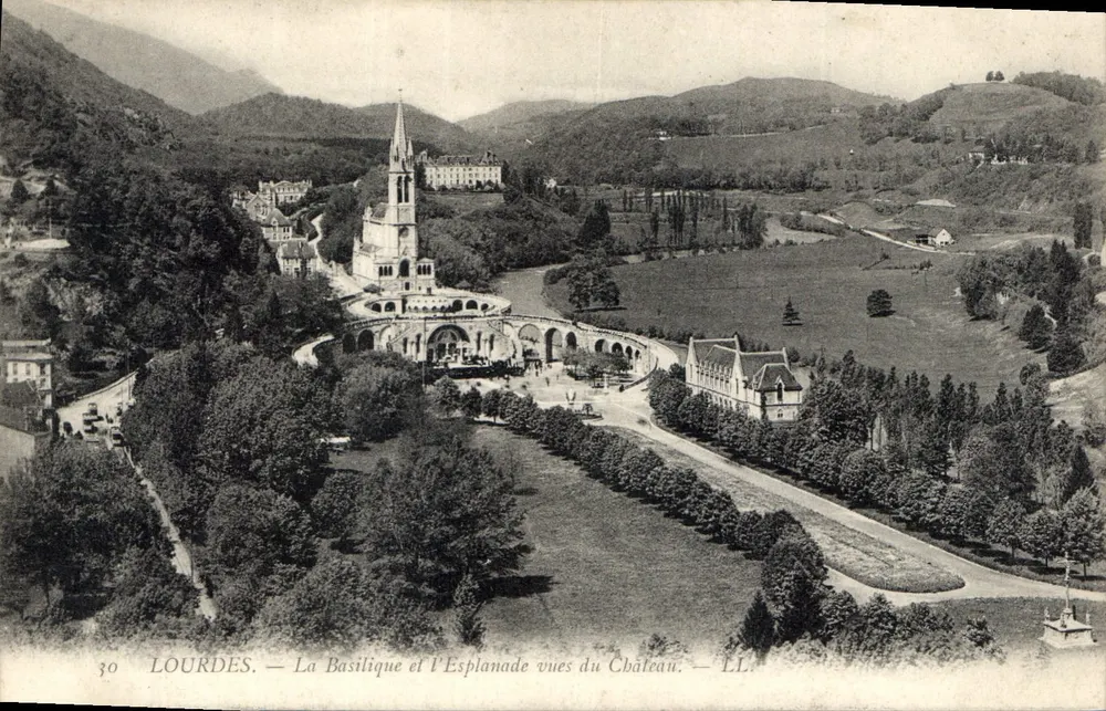 Lourdes — Die Basilika und die Esplanade vom Schloss aus gesehen — LL. — Nr. 30 - Vorderseite