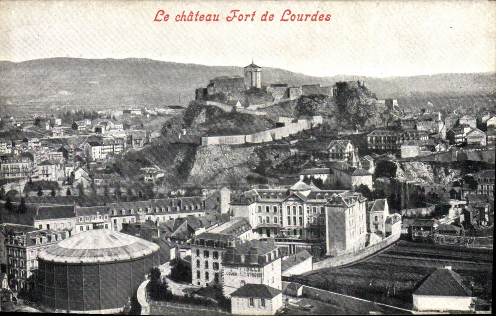 O Castelo Forte de Lourdes — vista panorâmica — Edição de M. Millino Gauthier, Lourdes (P) - Frente