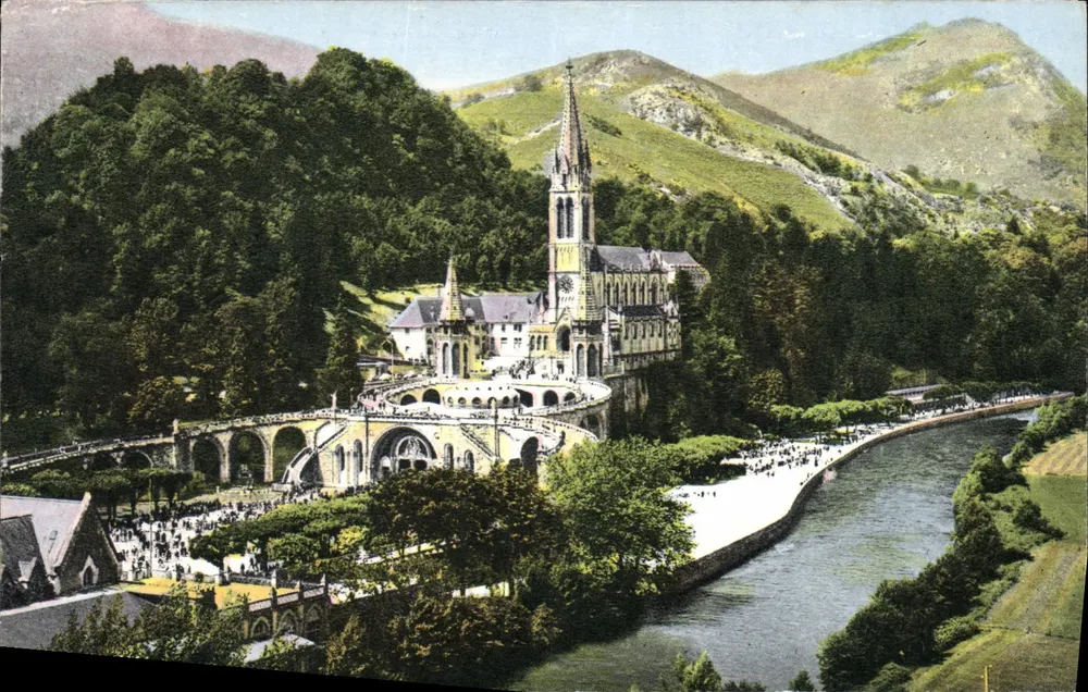 Lourdes (Hautes-Pyrénées) — Die Basilika und der Gave — Héliocolor 'CIM' Nr. 101 - Vorderseite