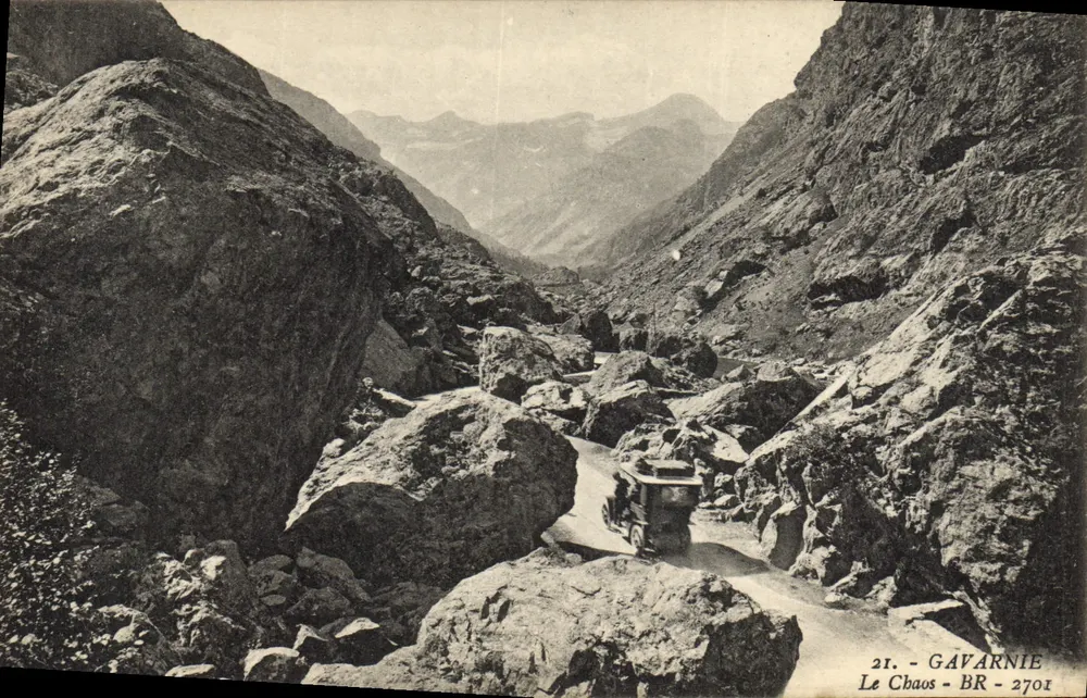 O Caos - Gavarnie — vista do caos rochoso com veículo — editor BR, n° 2701 - Frente
