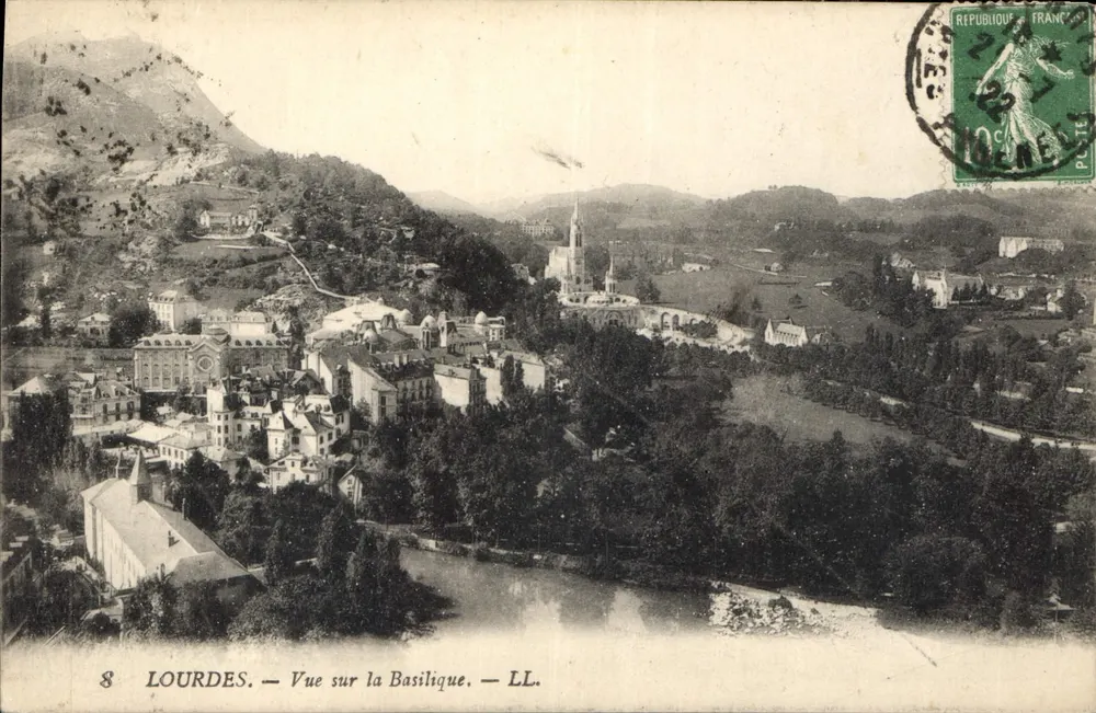 Lourdes — Vista da Basílica — LL. - Frente