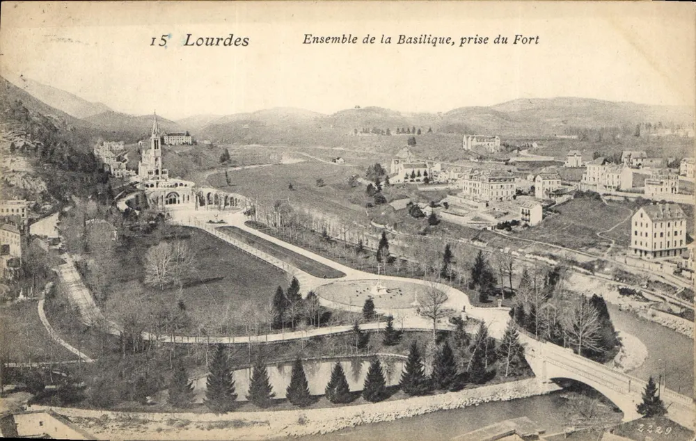 Lourdes — Conjunto de la Basílica, toma desde el Fuerte — Editor anónimo, n° 2220 - Anverso