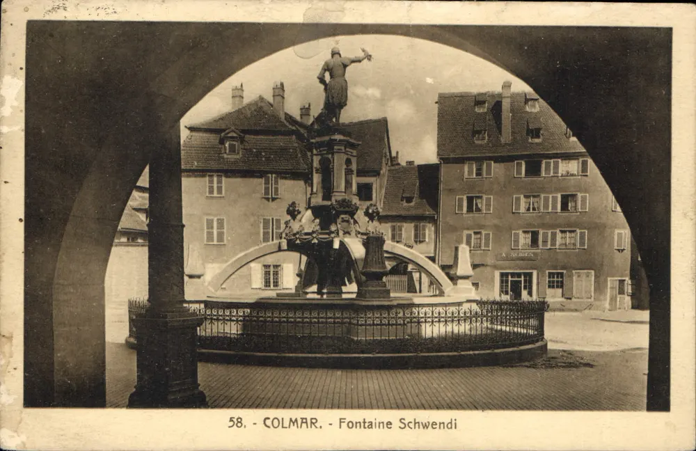 Colmar - Fontaine Schwendi — vista sob um arco — série 58 - Frente