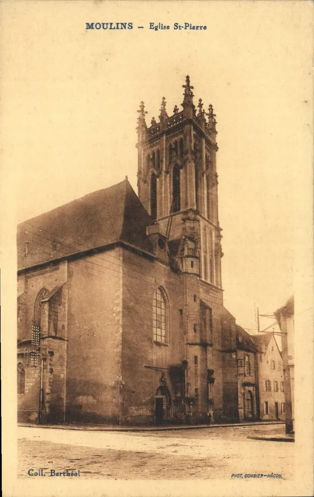 Moulin - Igreja de São Pedro — vista da igreja com seu sino gótico — Fot. Combier-Mâcon - Frente