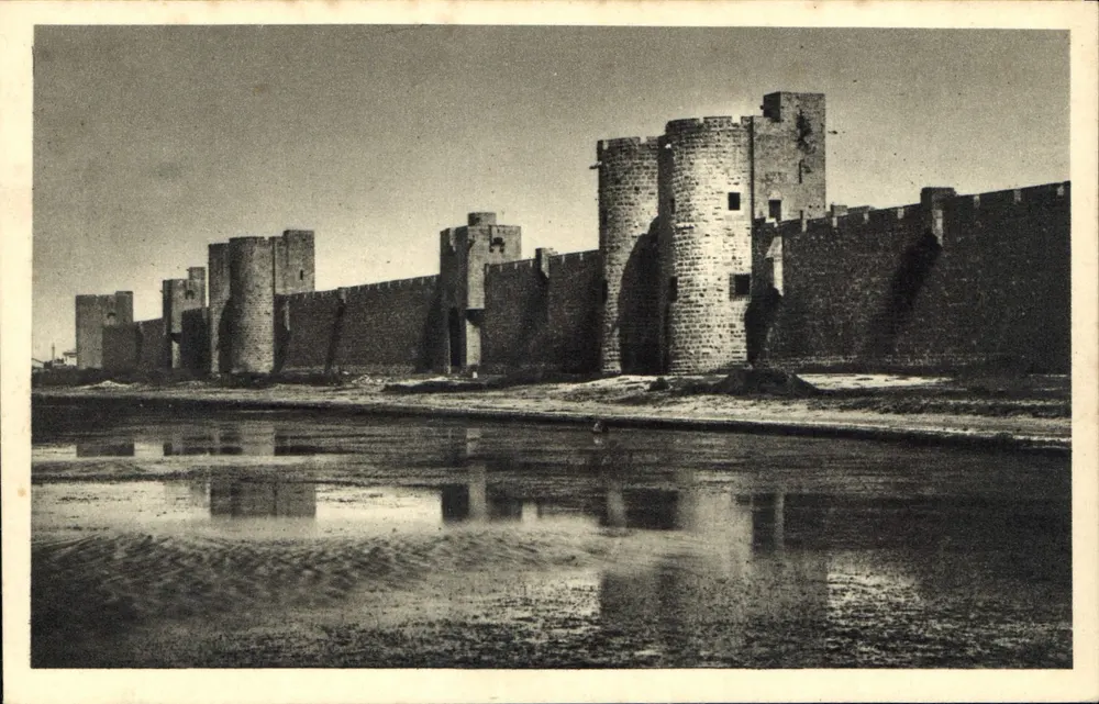 Aigues-Mortes (Gard) — Die Mauern, Tor der Marine — Serv. Commercial Monuments Historiques, Paris - Vorderseite