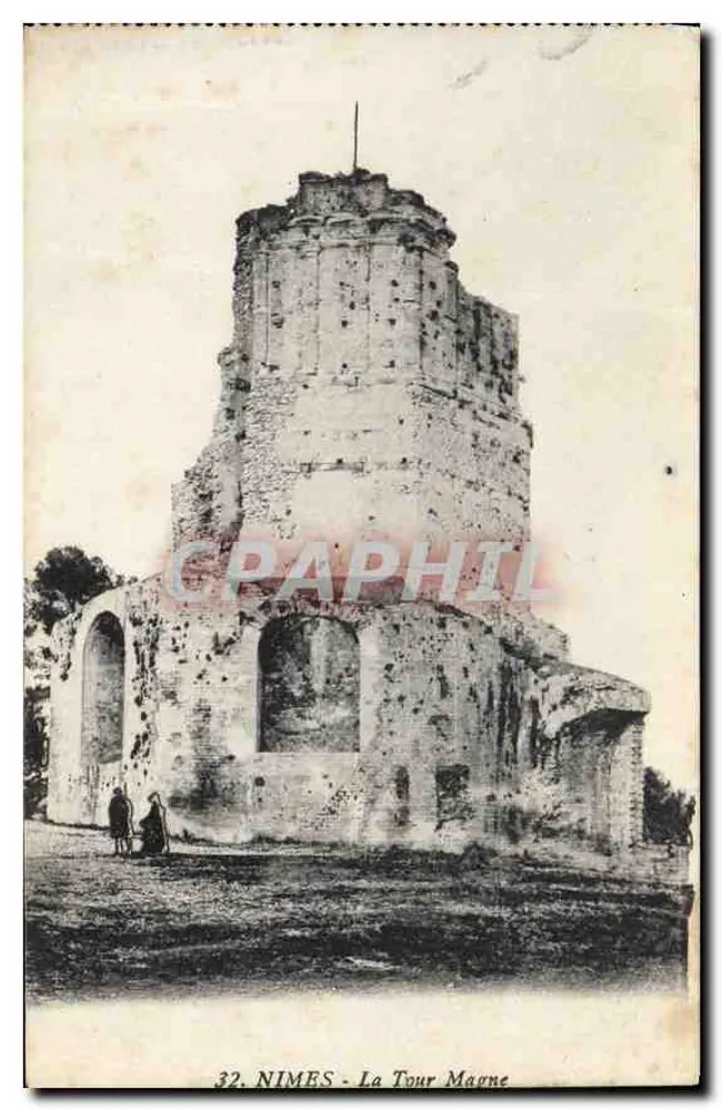 Nîmes - A Torre Magne — vista da torre romana em ruínas, com duas pessoas no primeiro plano — editor não visível, n° 32 - Frente