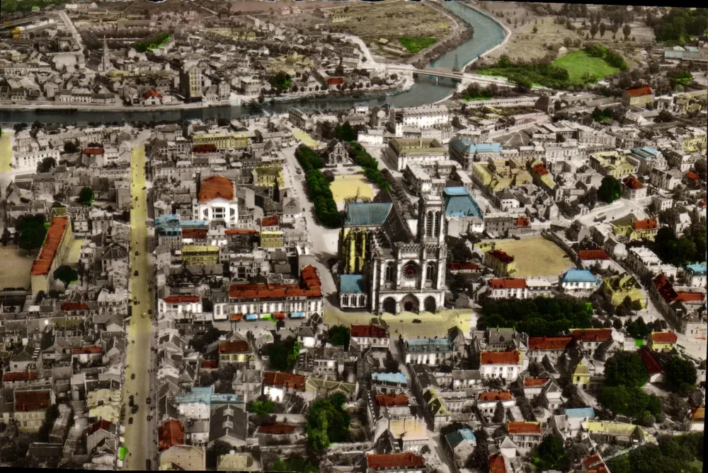 Soissons (Aisne) — Luftbild — In der Mitte, die Kathedrale — Éditions Aériennes 'CIM', Macon - Vorderseite