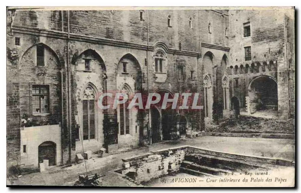 Avignon — Cour intérieure du Palais des Papes — Coll. S. F. - Rep. interd. - Frente