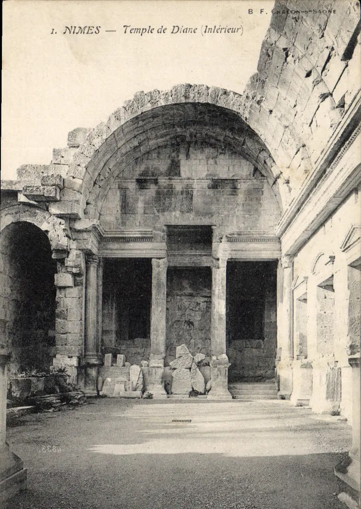 Nîmes — Templo de Diana (Interior) — B. F. Chalon-sur-Saône, n° CC84 - Frente