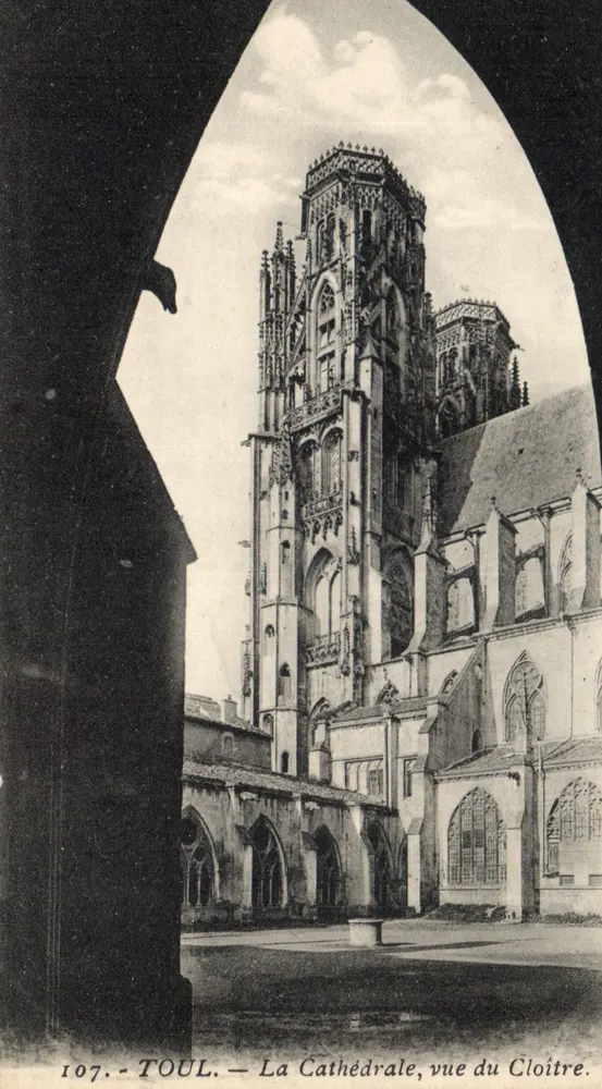 Toul — A Catedral, vista do Claustro — Editor Daniel Delhaye, n° 107 - Frente