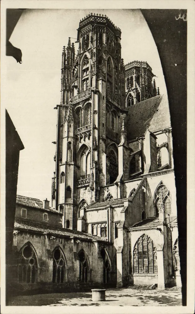 TOUL — A Catedral vista do Claustro — fot. Conrader-Wäcop - Frente
