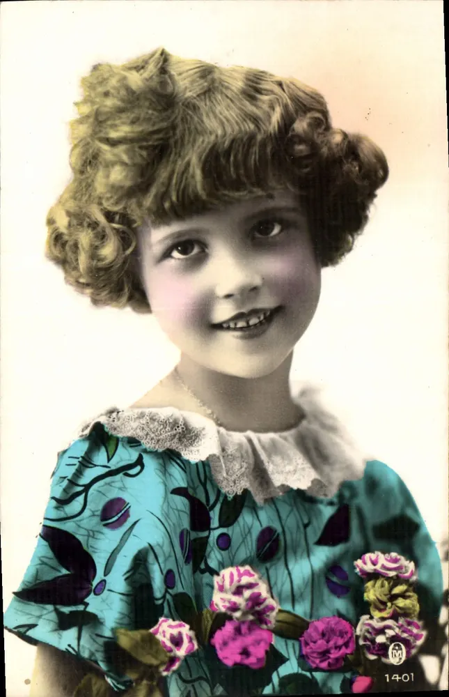 Menina pequena — vestido com motivos florais e colo em renda — editor R. G. n° 14-01 - Frente