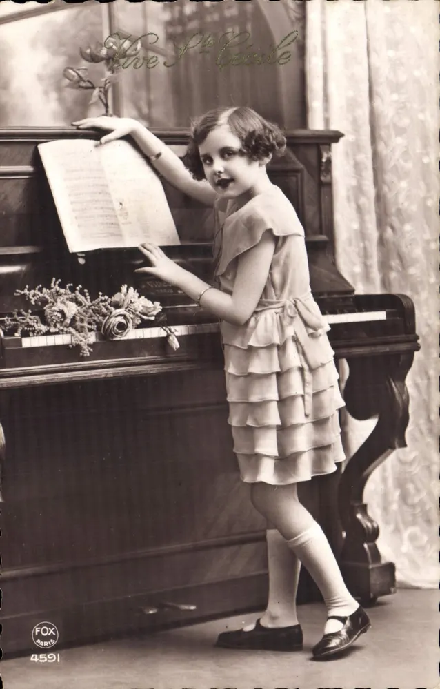 Menina tocando piano — Studio FOX Paris — n° 4591 - Frente