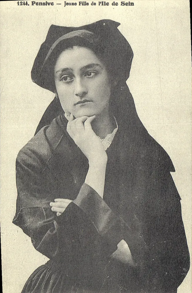 Jovem Menina da Ilha de Sein — Pensativa — Editora Cartes Postales S.A. n° 1244 - Frente