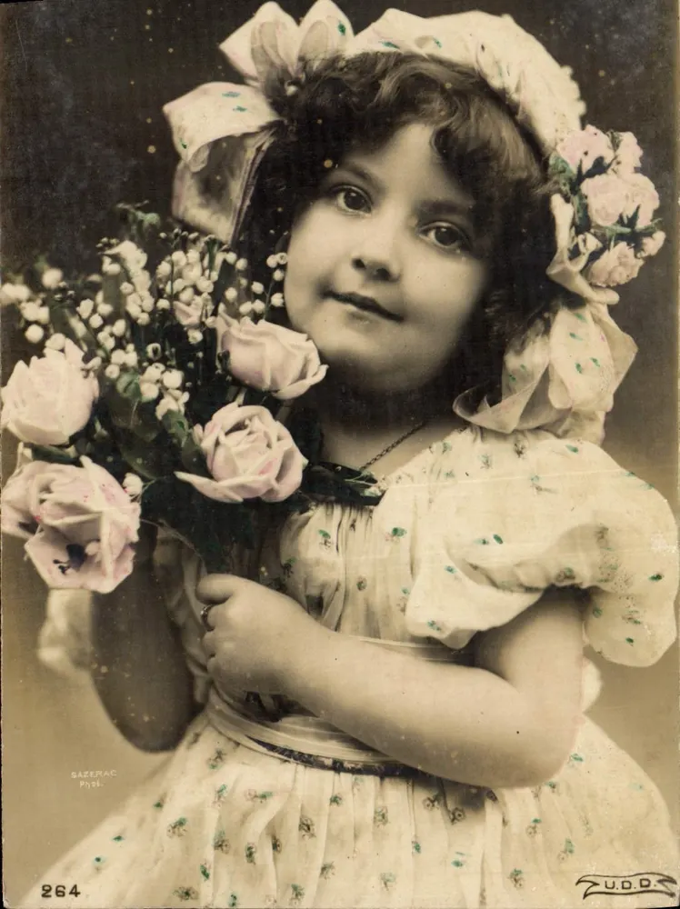 Menina com vestido florido segurando um buquê — Sazerac Phot. n°264 - Frente