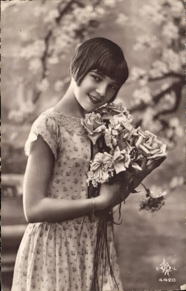 Jovem sorridente com buquê de rosas — S. B. L. n° 4420 - Frente