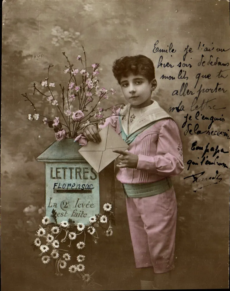 Dziecko w stroju różowym — przed skrzywnikiem z dekoracjami — wydawca Lettres Florensac, nr 3547 - Awers