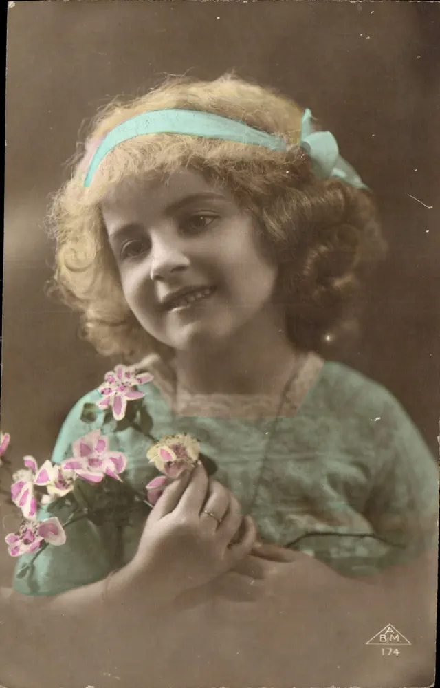Menina sorridente — com flores — A.B.M. n°174 - Frente