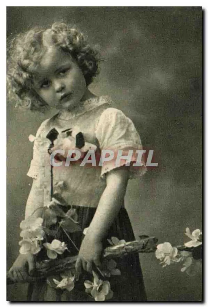 Menina pequena com cabelos cacheados — com galho de flores — W. R. B. & Co. Viena, série 2961 - Frente