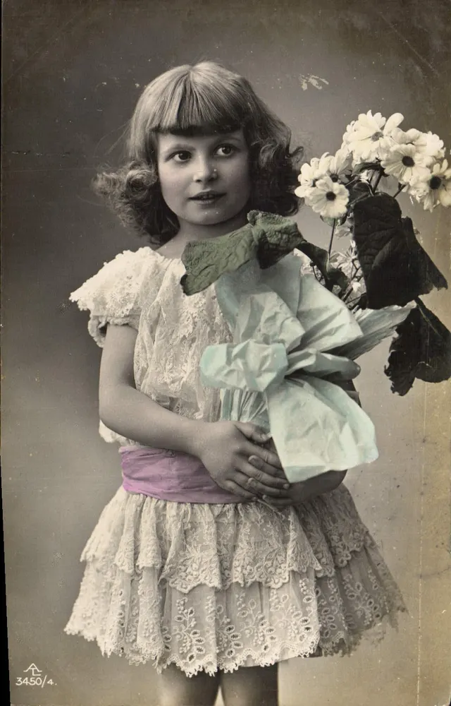 Menina segurando um buquê de flores — Estúdio fotográfico — n° 3450/4 - Frente