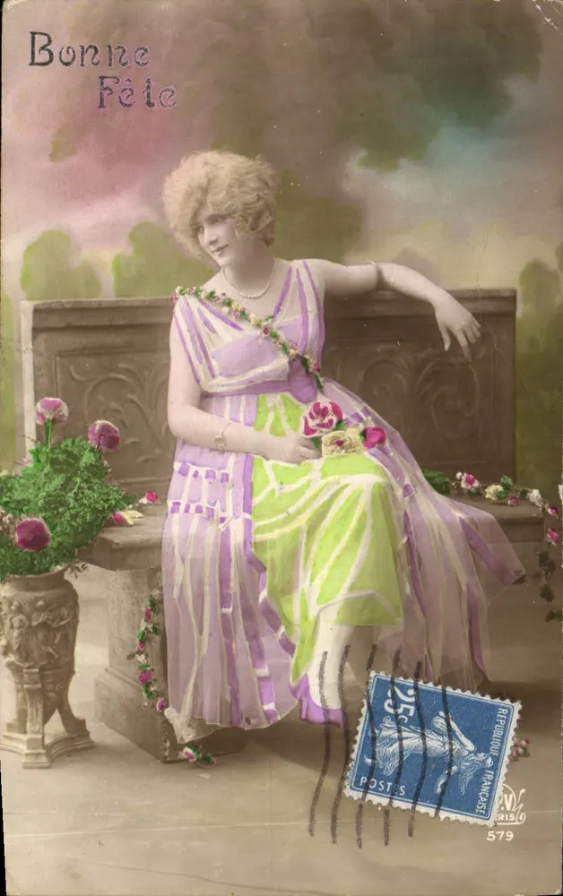 Frau in violettem und grünem Kleid — Frohe Geburtstagskarte — Paris, unbekannter Verlag, Nr. 579 - Vorderseite