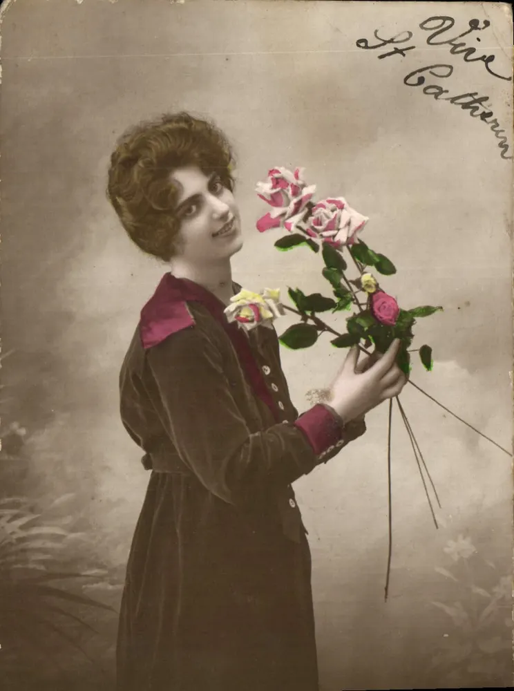 Jeune femme tenant des roses — portrait studio — éditeur FABRICATION FRANÇAISE - Frente