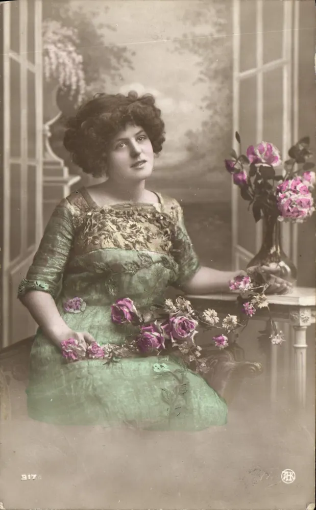 Jovem mulher em vestido verde — rosas — editor RH n°917 - Frente