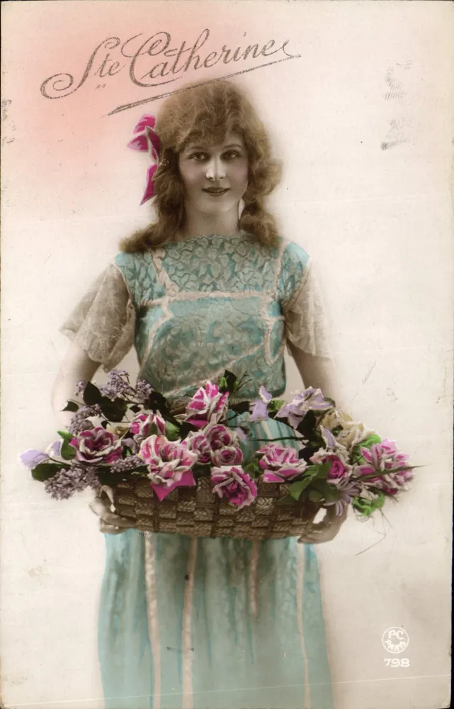 Mulher segurando um cesto de flores — Ste Catherine — PC 798 - Frente