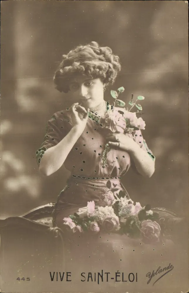 Mulher com vestido de bolinhas segurando flores — VIVE SAINT-ÉLOI — Yolande, n°445 - Frente
