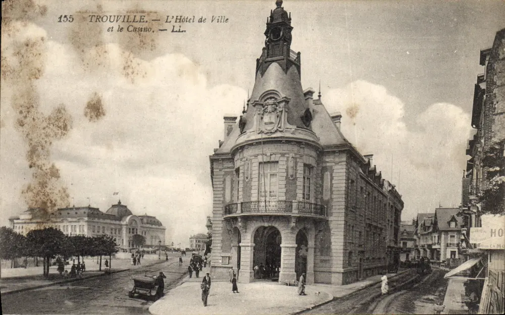 Trouville — Das Rathaus und das Casino — Li. - Vorderseite