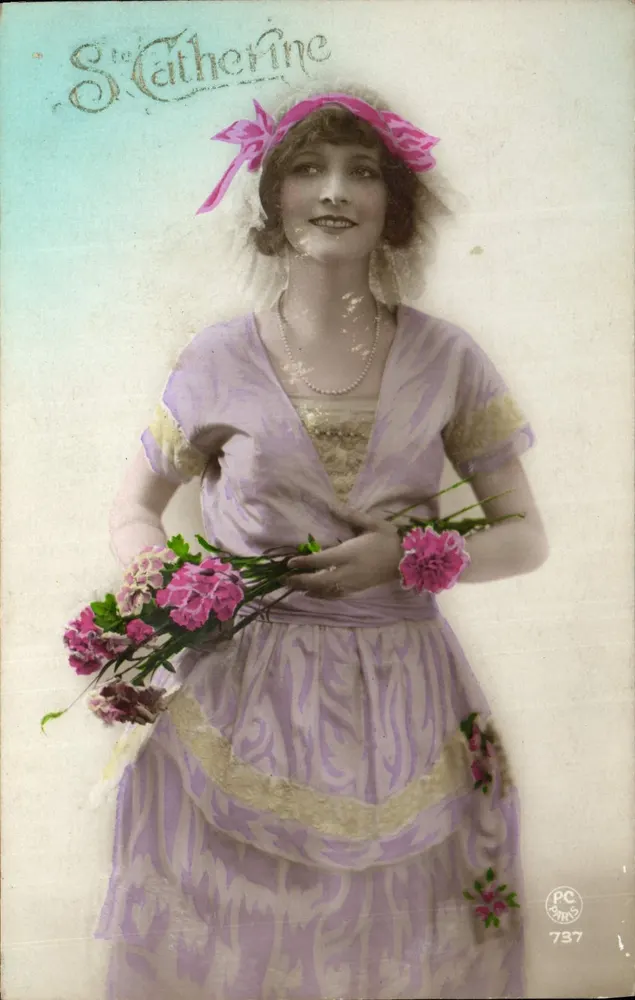 Santa Catarina — jovem mulher vestindo um vestido lavanda segurando flores — PC Paris 737 - Frente
