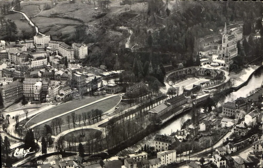 Lourdes — Luftbild der Basilika und des Gave — Verlag Éd. P. Doucet - Vorderseite