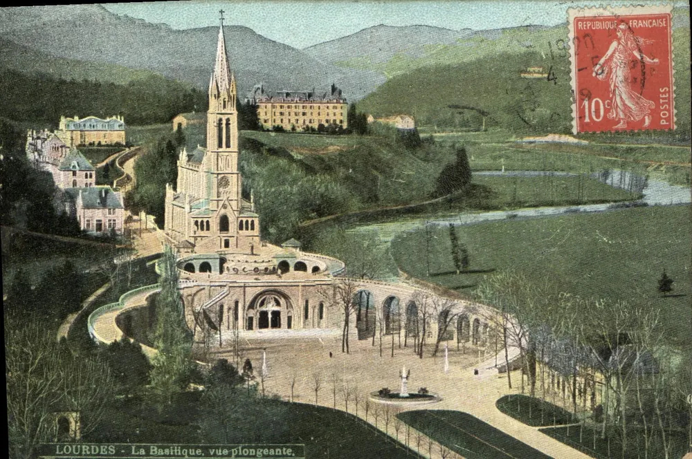 LOURDES - A Basílica, vista aérea — editor AQUA PHOTO PARIS, número de série não visível - Frente