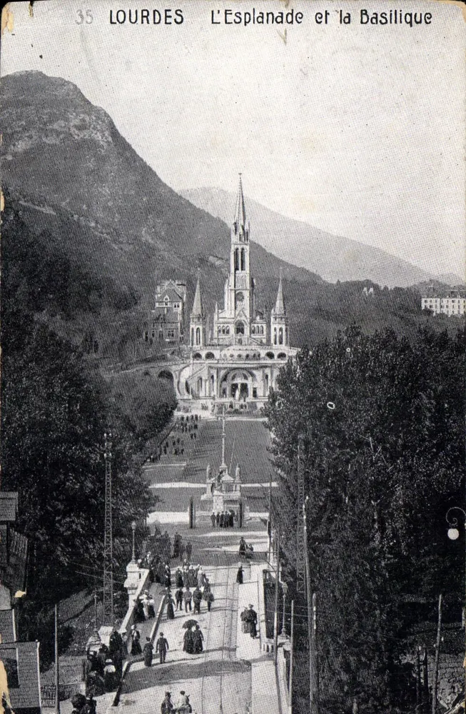Lourdes — A Esplanada e a Basílica — Editor desconhecido, n° 35 - Frente