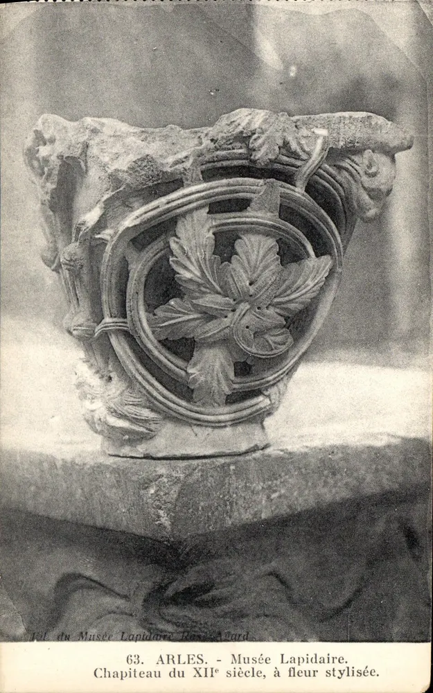 Arles - Lapidaire-Museum - Kapitell des 12. Jahrhunderts mit stilisierter Blume - Vorderseite