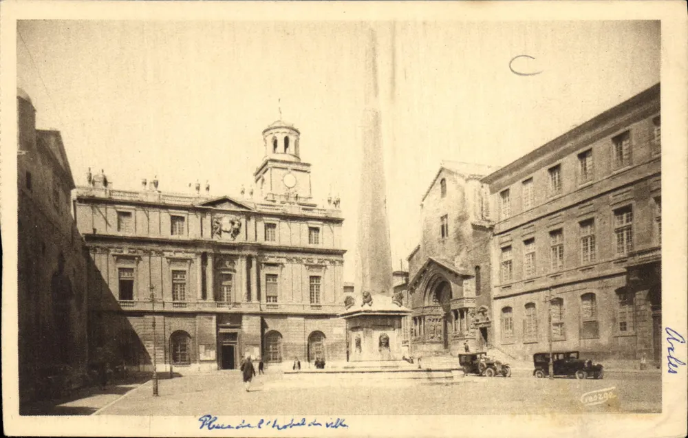 Place de l'Hôtel de Ville — Arles-sur-Rhône — Edit. J. GEORON, Arles - Vorderseite