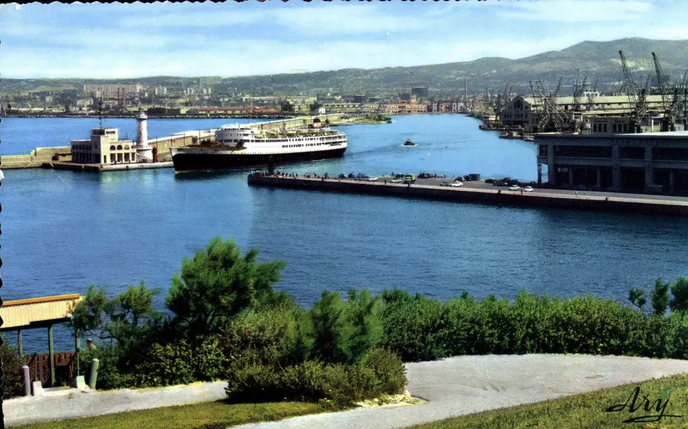 Porto de Marselha — vista do porto com ferry e farol — editor Ary - Frente